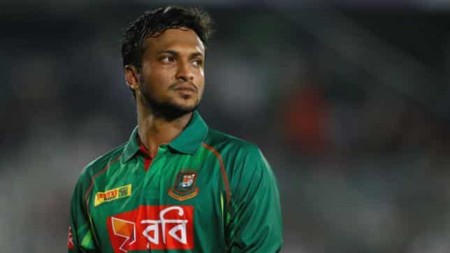 Cricket: Shakib Al Hasan uproots stumps and argues with umpire in Dhaka T20 League Cricket: Shakib Al Hasan uproots stumps and argues with umpire in Dhaka T20 League