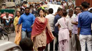 Janhvi Kapoor spotted on the streets of Kolkata shooting for 'Dhadak'