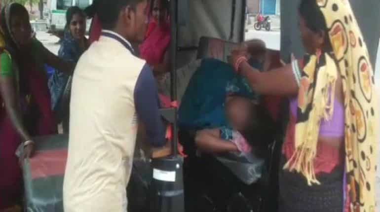 Chhattisgarh: Woman delivers in auto-rickshaw due to unavailability of doctors Chhattisgarh: Woman delivers in auto-rickshaw due to unavailability of doctors