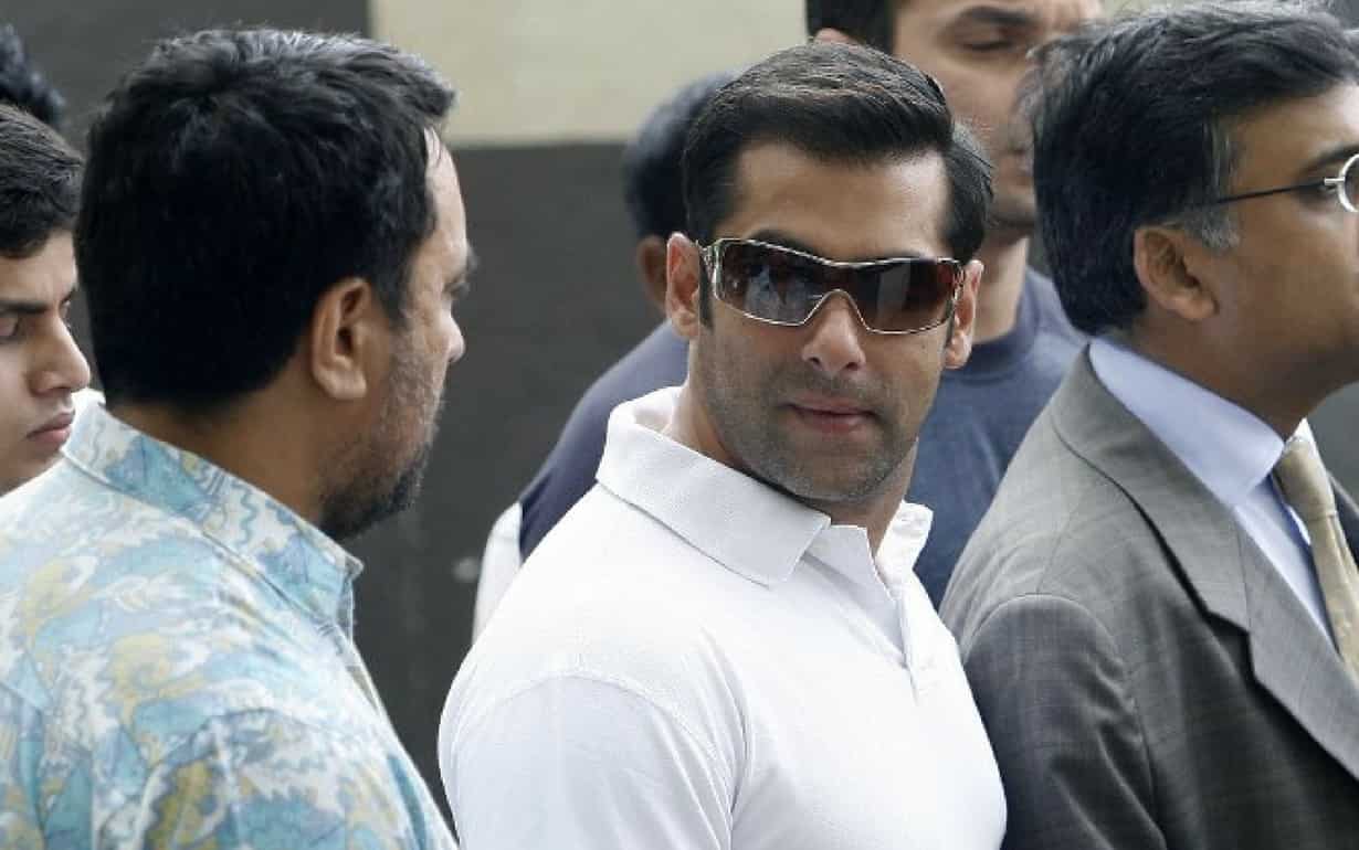 Salman Khan  gestures as he leaves his residence in Mumbai, 25 August 2007, enroute to Jodhpur