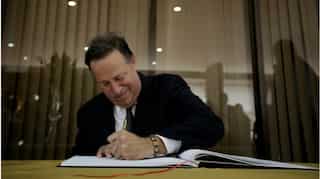 Panama orders Venezuela envoy out, Caracas suspends flights