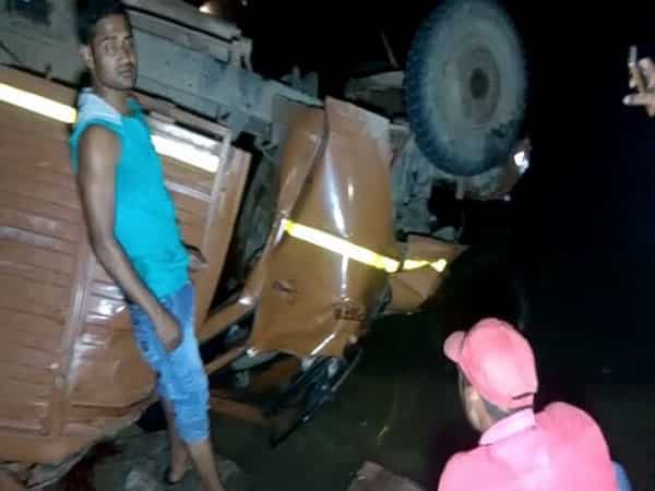 21 dead, several injured after truck falls off bridge in Madhya Pradesh 21 dead, several injured after truck falls off bridge in Madhya Pradesh