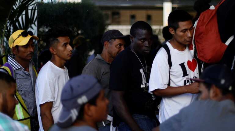 Busloads of migrants from 'caravan' arrive at US-Mexico border