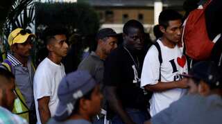 Busloads of migrants from 'caravan' arrive at US-Mexico border