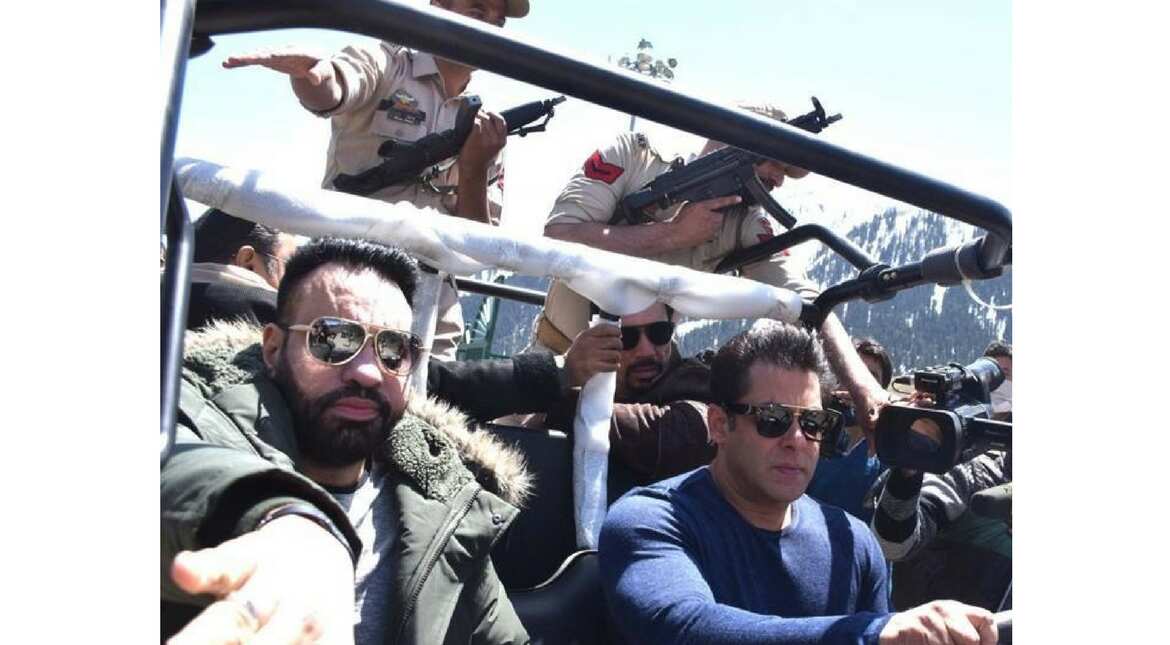 Salman Khan reaches Kashmir for 'Race 3' shoot, meets with CM Mehbooba Mufti Salman Khan reaches Kashmir for 'Race 3' shoot, meets with CM Mehbooba Mufti