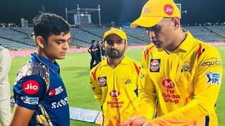 IPL 2018: MS Dhoni gives wicketkeeping tips to Mumbai's Ishan Kishan