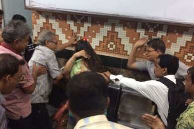 After couple is beaten up in Kolkata metro, youngsters offer free hugs to travellers After couple is beaten up in Kolkata metro, youngsters offer free hugs to travellers