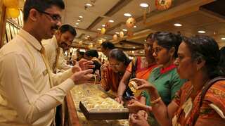 Weaker gold prices fail to revive demand in Asia; Indian premiums widen