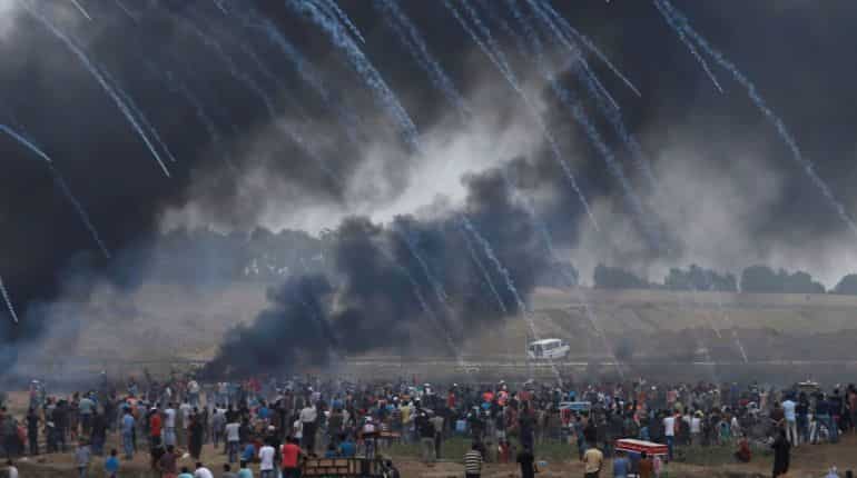 Israeli troops fire shots, tear gas at Gaza protesters, 1,100 Palestinians hurt Israeli troops fire shots, tear gas at Gaza protesters, 1,100 Palestinians hurt