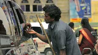 Pakistan: Authorities crack down on 'fake' tourists heading to Middle East to beg