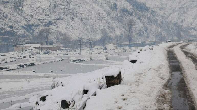 Snowfall, landslide disrupt yatra to Kedarnath, Badrinath shrines for hours Snowfall, landslide disrupt yatra to Kedarnath, Badrinath shrines for hours