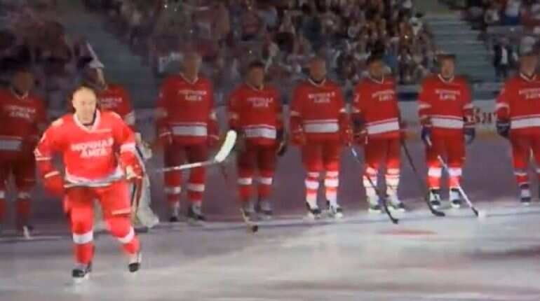 Vladimir Putin plays ice hockey, scores five goals Vladimir Putin plays ice hockey, scores five goals