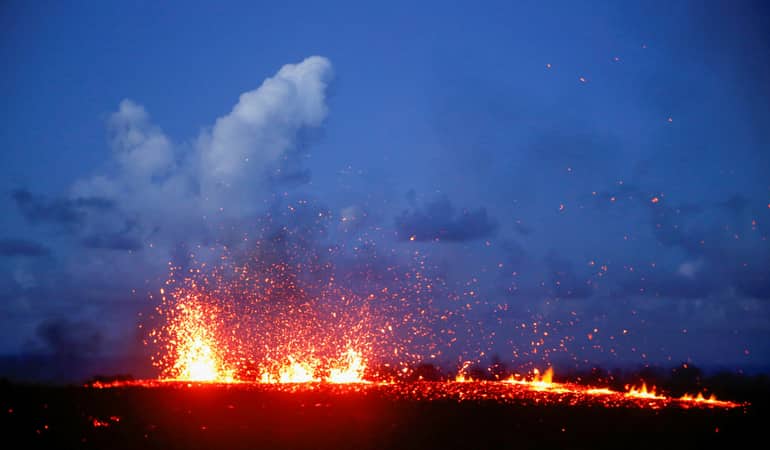 Ash cloud from Hawaii volcano sparks aviation red alert