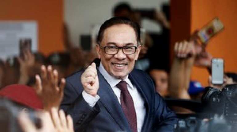 Malaysia's Anwar Ibrahim freed from jail after Mahathir election win