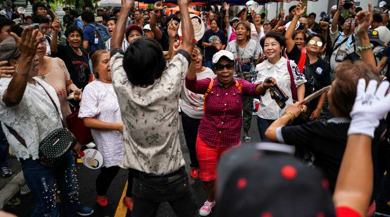 Thailand: Around 200 protesters gather during anti-government protests, police set up barriers