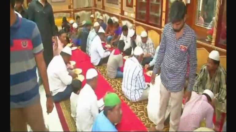 Pakistan envoy attends Iftar at Nizamuddin Dargah Pakistan envoy attends Iftar at Nizamuddin Dargah