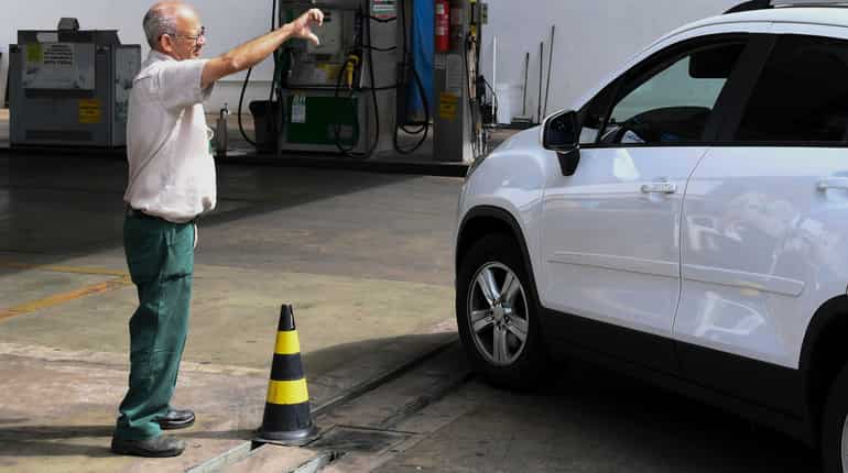 Brazil government reaches deal with transportation unions, strike to halt for 15 days
