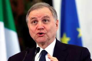 Italy banker warns on political crisis as investors fear for euro