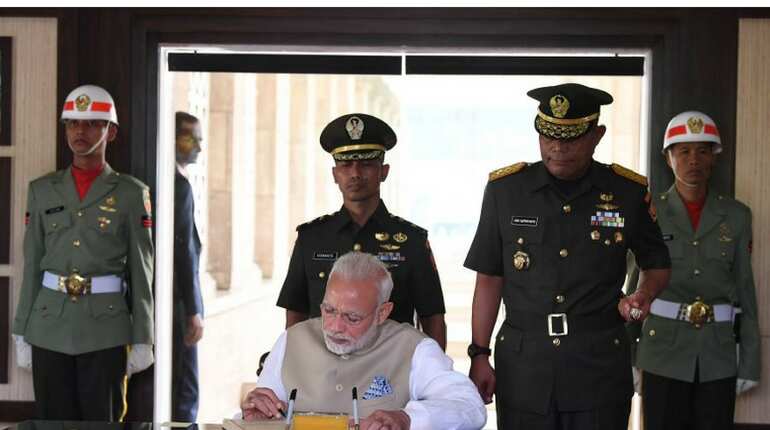 PM Modi signs the visitor's book