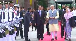 PM Modi meets Malaysian PM Mahathir Mohamad & deputy PM; leaves for Singapore