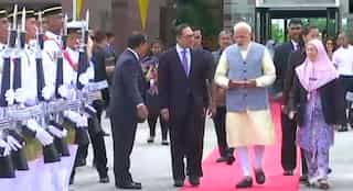 PM Modi meets Malaysian PM Mahathir Mohamad & deputy PM; leaves for Singapore