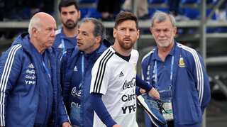 Messi fans flock to Argentine open practice in Russia