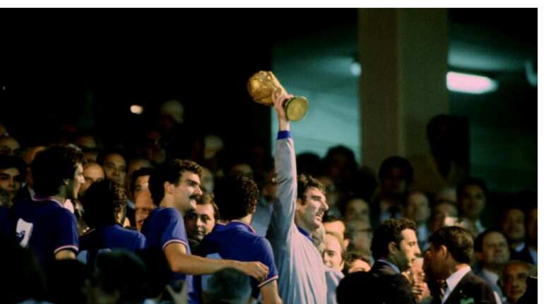Dino Zoff lifts the trophy