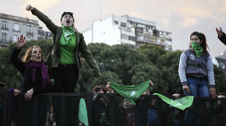Argentine lawmakers approve bill to legalise abortion