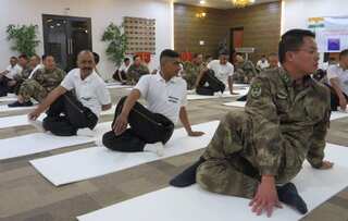 India, China troops participate in yoga at over 16,000 feet