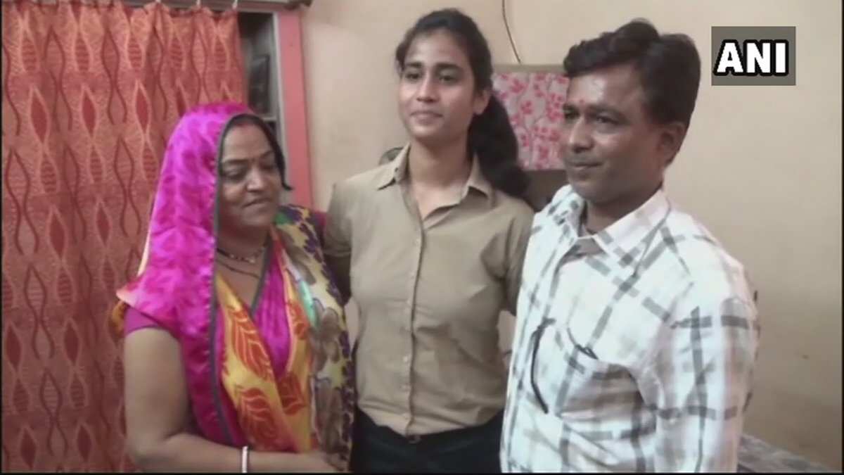 Madhya Pradesh tea seller's daughter makes it to IAF Madhya Pradesh tea seller's daughter makes it to IAF