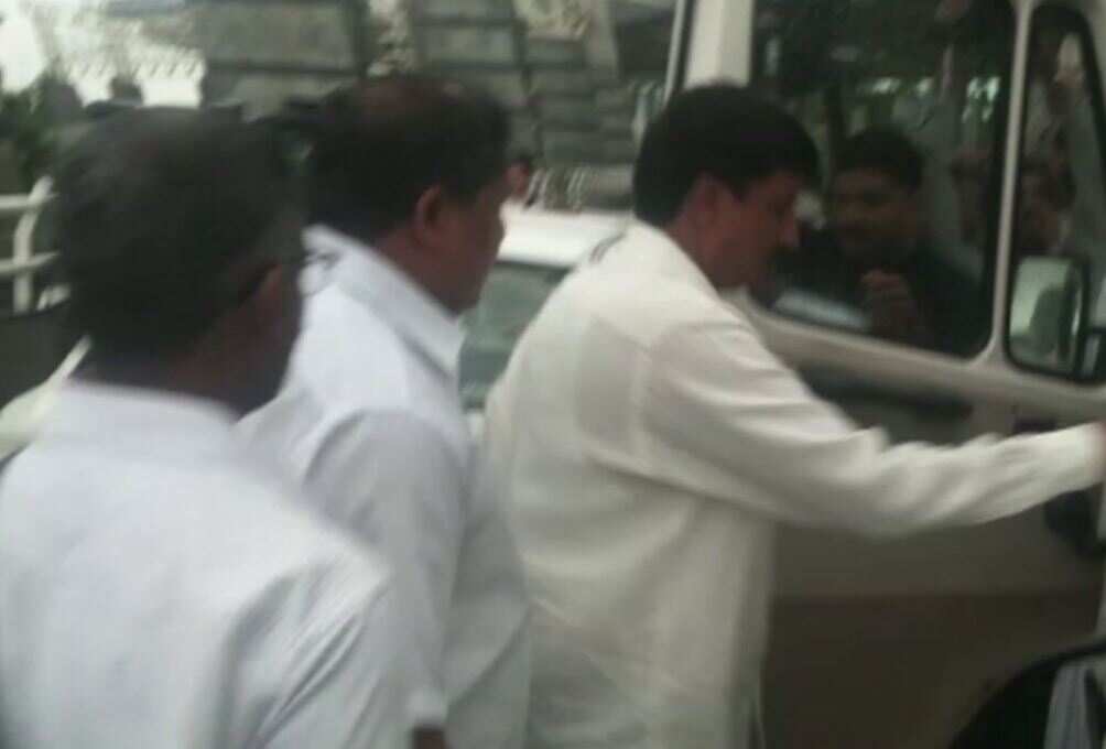 Karnataka: 9 Congress MLAs,1 minister head to meet Siddaramaiah