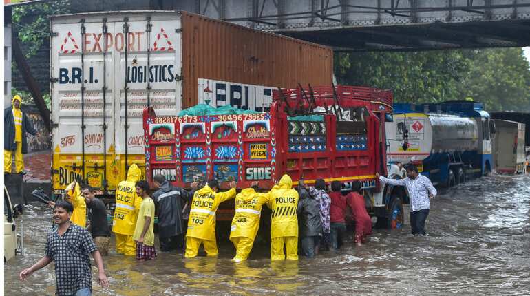 Heavy rain in Mumbai for next three days