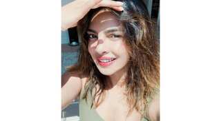 In photo: Priyanka Chopra thanks fans for 25 million love on Instagram