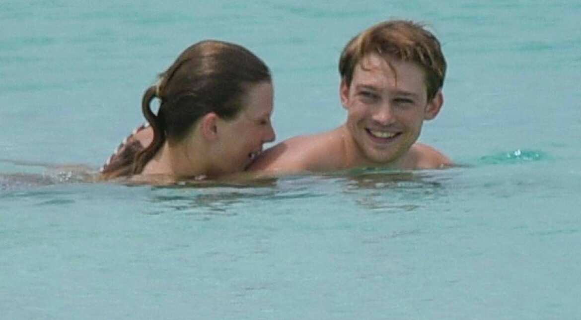 Taylor swift and Joe Alwyn  enjoy  romantic gateway