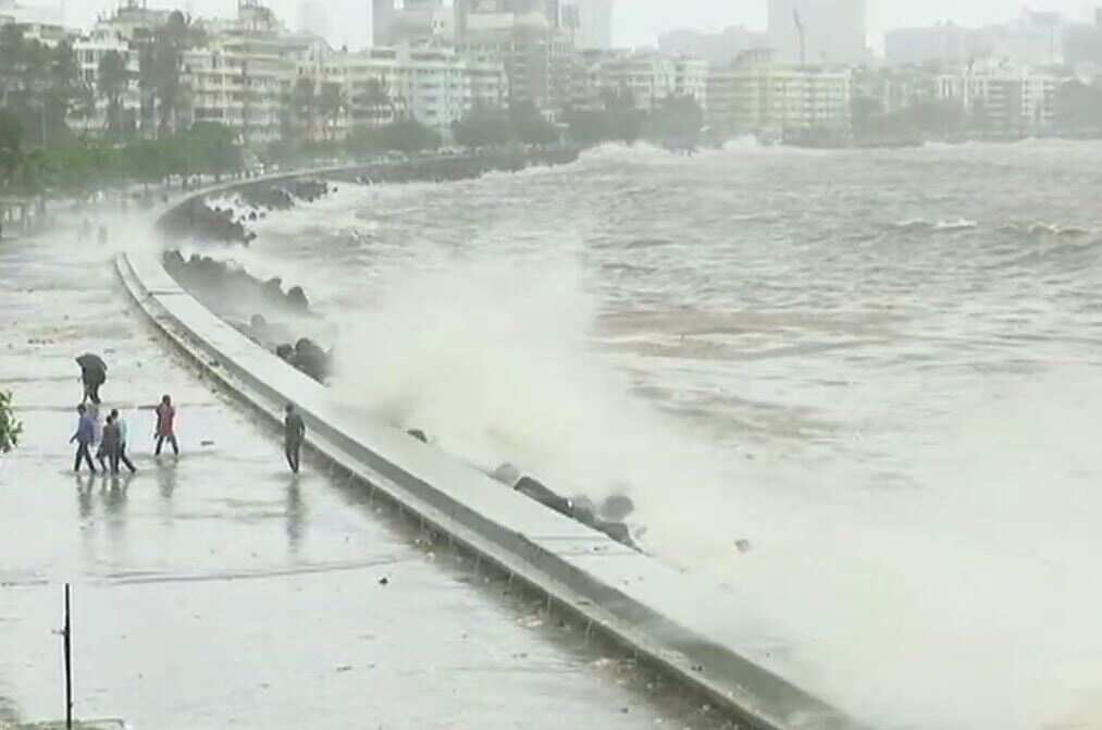 High Tide hits Mumbai amid heavy rains