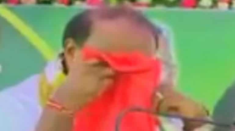'Kumaraswamy should be courageous to face such problems': Kharge on Karnataka CM breakdown