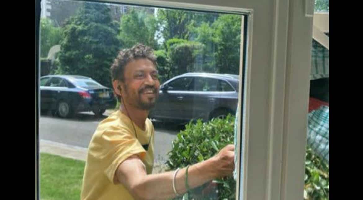 This is how Irrfan Khan is fighting with cancer, one smile at a time!
