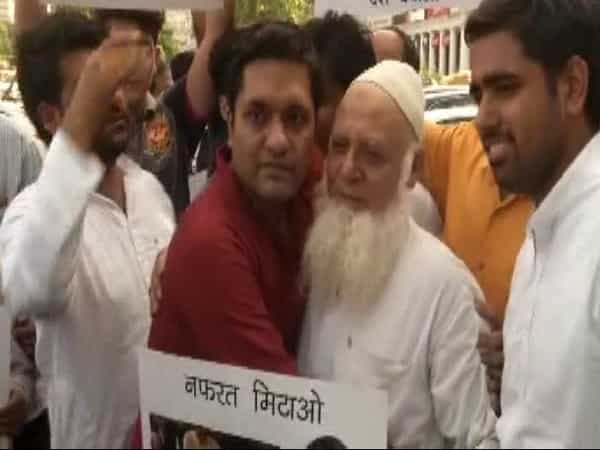 Delhi: Congress members launch 'free hug' campaign, float pictures of Modi-Gandhi hug Delhi: Congress members launch 'free hug' campaign, float pictures of Modi-Gandhi hug