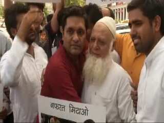 Delhi: Congress members launch 'free hug' campaign, float pictures of Modi-Gandhi hug