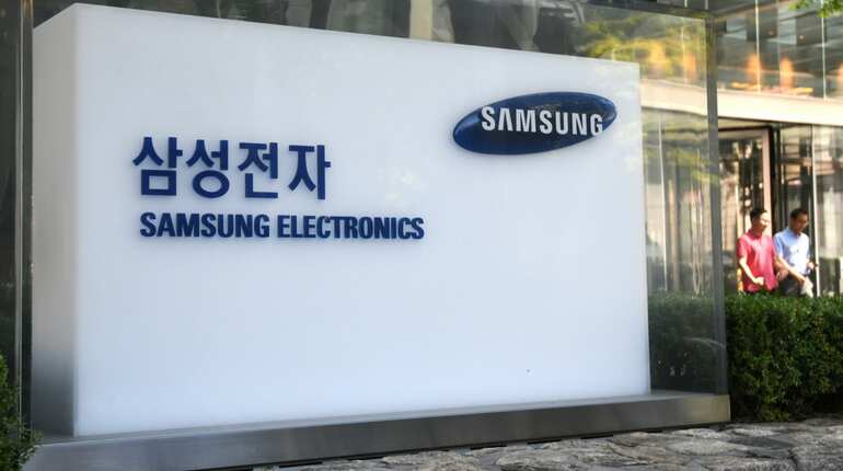 Samsung Electronics to cut China phone output as market share sinks
