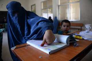 Afghanistan: Kabul voters wrestle with newspaper-sized ballot paper
