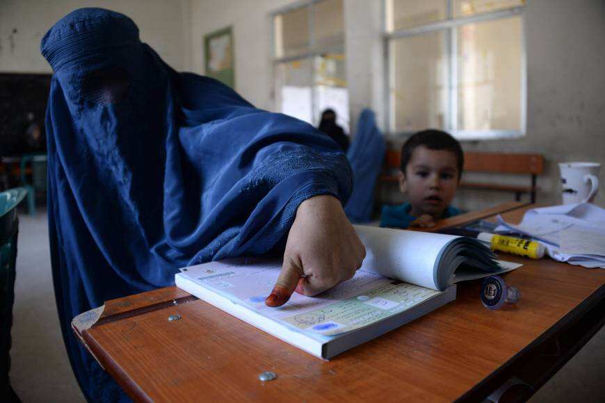 Afghanistan: Kabul voters wrestle with newspaper-sized ballot paper