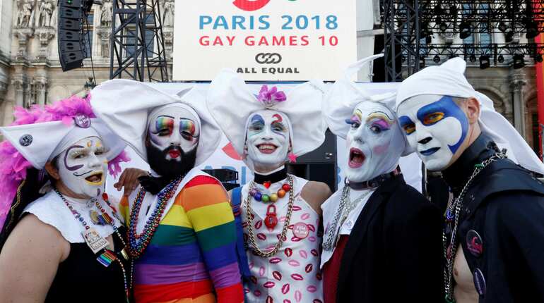 People pose ahead of the run
