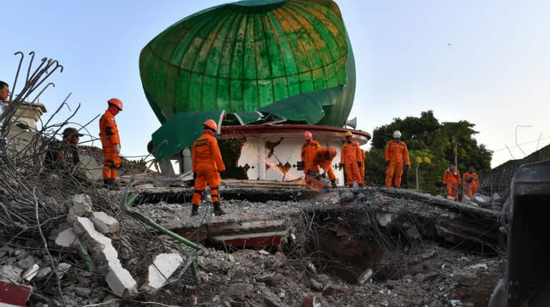 Indonesia tells independent foreign aid workers to leave quake zone Indonesia tells independent foreign aid workers to leave quake zone