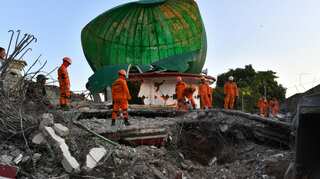 Indonesia tells independent foreign aid workers to leave quake zone