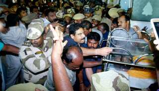 Karunanidhi burial at Marina beach: Madras High Court adjourns case till 8am today