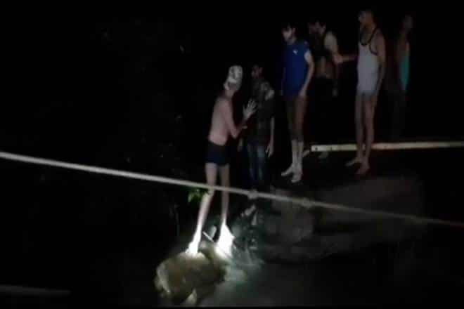 45 people rescued from Sultan Garh Waterfalls in Madhya Pradesh 45 people rescued from Sultan Garh Waterfalls in Madhya Pradesh