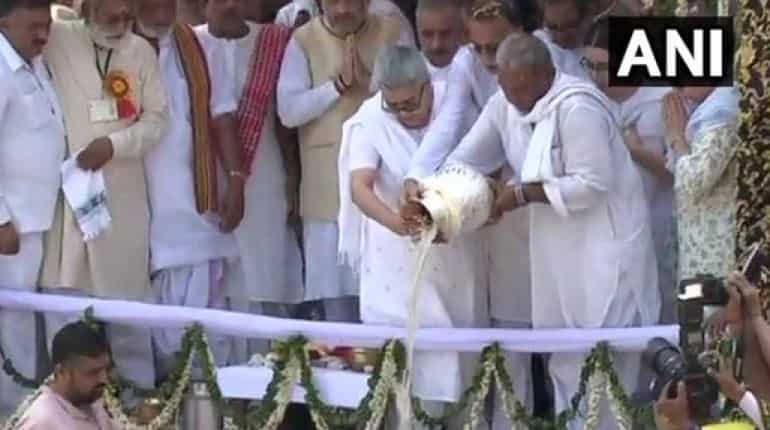 Atal Bihari Vajpayee's ashes immersed in Haridwar Atal Bihari Vajpayee's ashes immersed in Haridwar