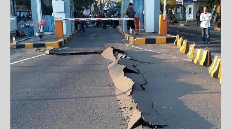 Quake with 7.3 magnitude strikes in eastern Indonesia: USGS Quake with 7.3 magnitude strikes in eastern Indonesia: USGS