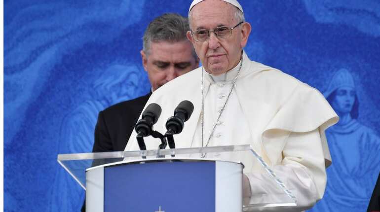 Pope honours Baltic martyrs as bishops quit over abuse